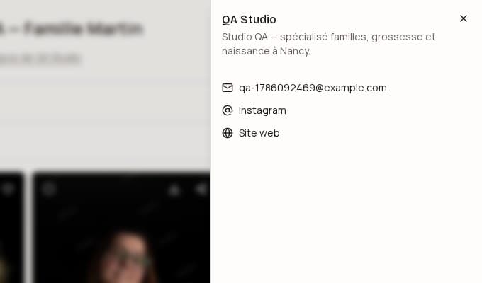 Panneau latéral affichant la bio du studio et ses coordonnées