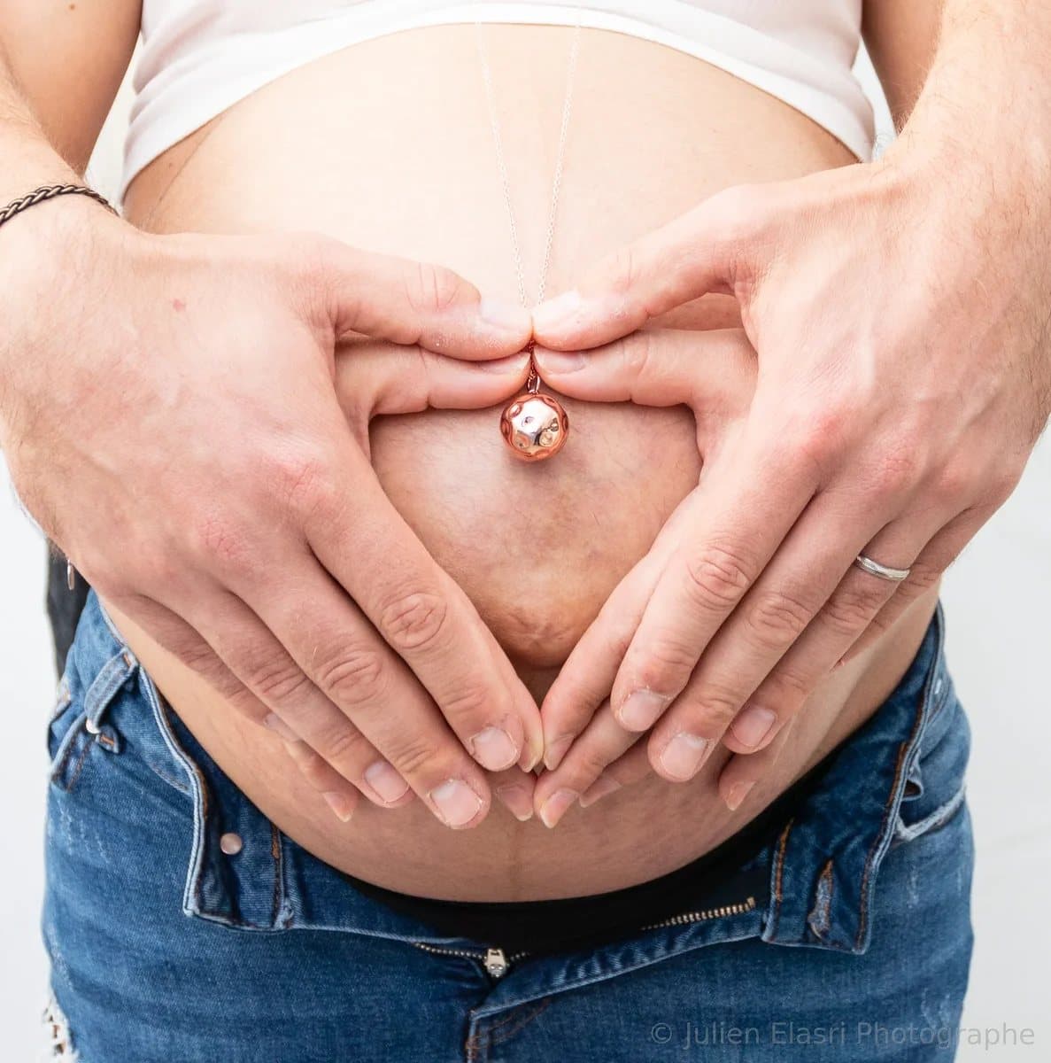 Mains en forme de cœur sur un ventre de grossesse, photo de Julien Elasri